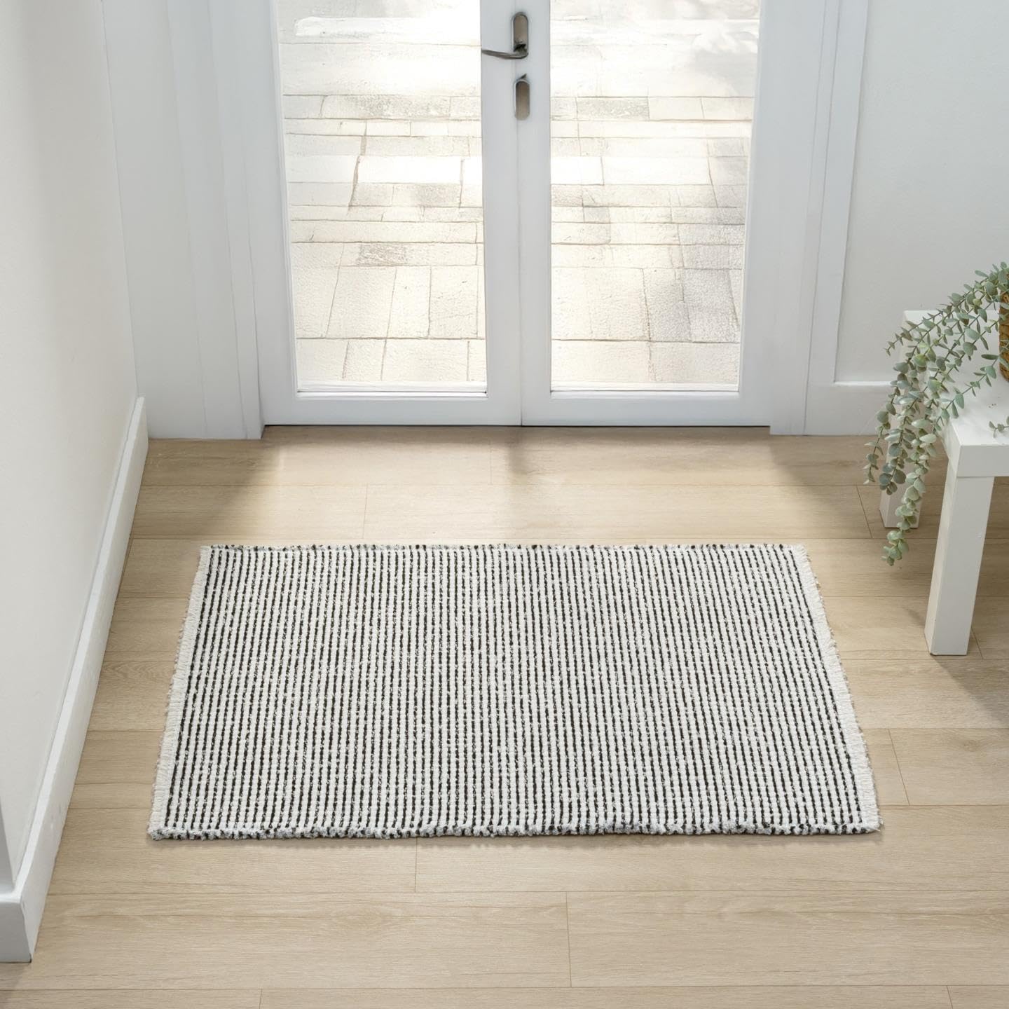 LUXE WEAVERS Machine Woven White 5x7 Area Rug, Indoor Stain-Resistant Fringed Carpet