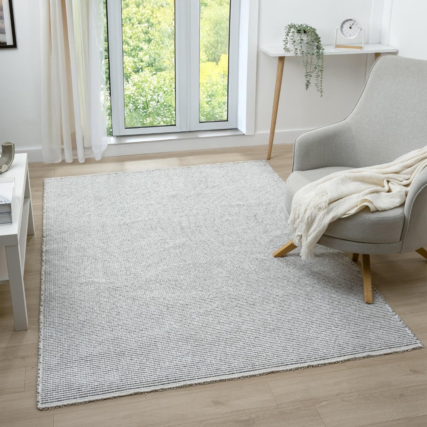 LUXE WEAVERS Machine Woven White 5x7 Area Rug, Indoor Stain-Resistant Fringed Carpet