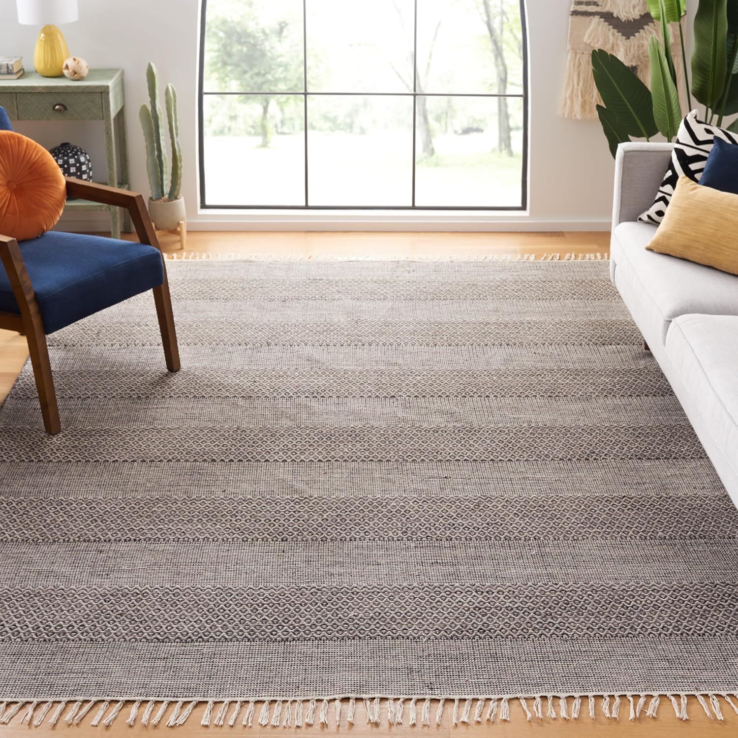 SAFAVIEH Montauk Collection Area Rug - 6' x 9', Ivory & Steel Grey, Handmade Flat Weave Boho Farmhouse Cotton Tassel Fringe, Ideal for High Traffic Areas in Living Room, Bedroom (MTK330M)