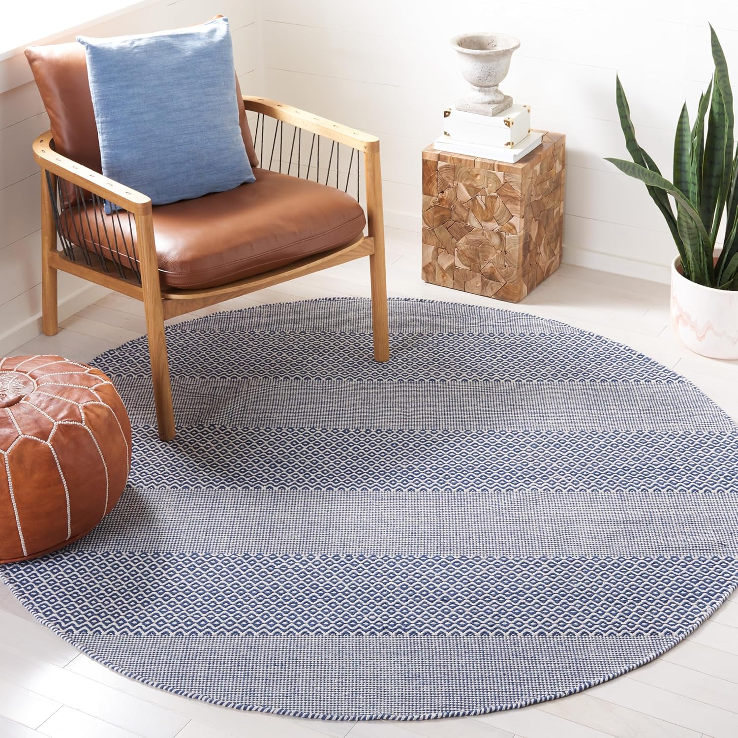 SAFAVIEH Montauk Collection Area Rug - 6' x 9', Ivory & Steel Grey, Handmade Flat Weave Boho Farmhouse Cotton Tassel Fringe, Ideal for High Traffic Areas in Living Room, Bedroom (MTK330M)