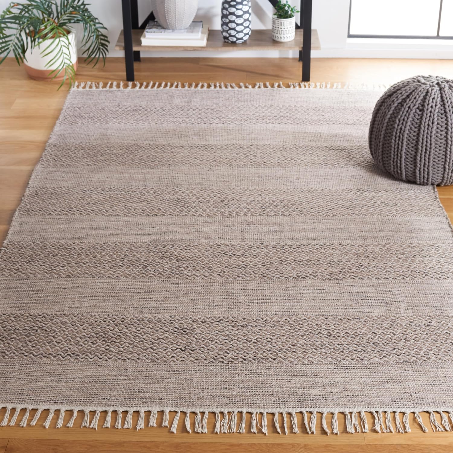 SAFAVIEH Montauk Collection Area Rug - 6' x 9', Ivory & Steel Grey, Handmade Flat Weave Boho Farmhouse Cotton Tassel Fringe, Ideal for High Traffic Areas in Living Room, Bedroom (MTK330M)
