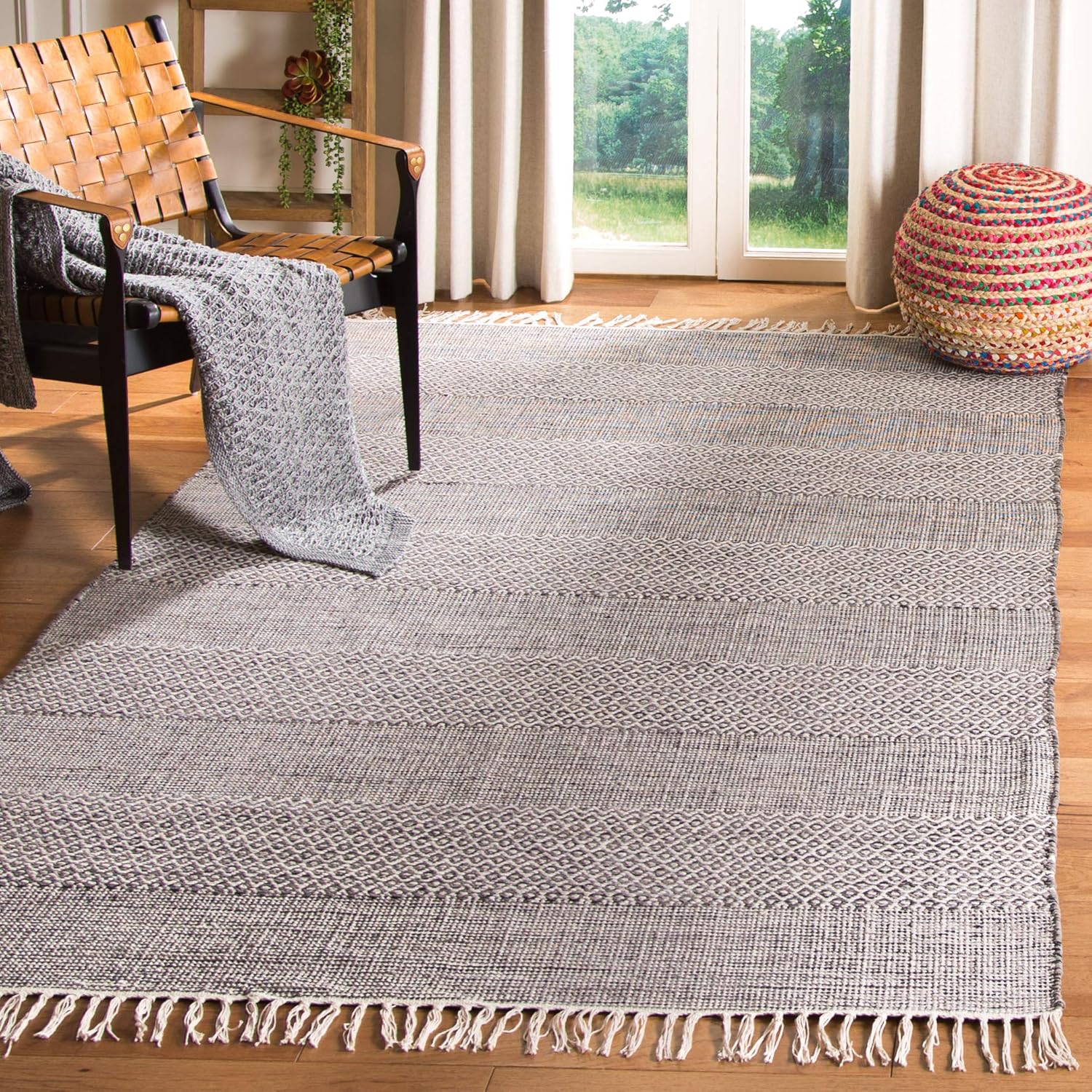 SAFAVIEH Montauk Collection Area Rug - 6' x 9', Ivory & Steel Grey, Handmade Flat Weave Boho Farmhouse Cotton Tassel Fringe, Ideal for High Traffic Areas in Living Room, Bedroom (MTK330M)