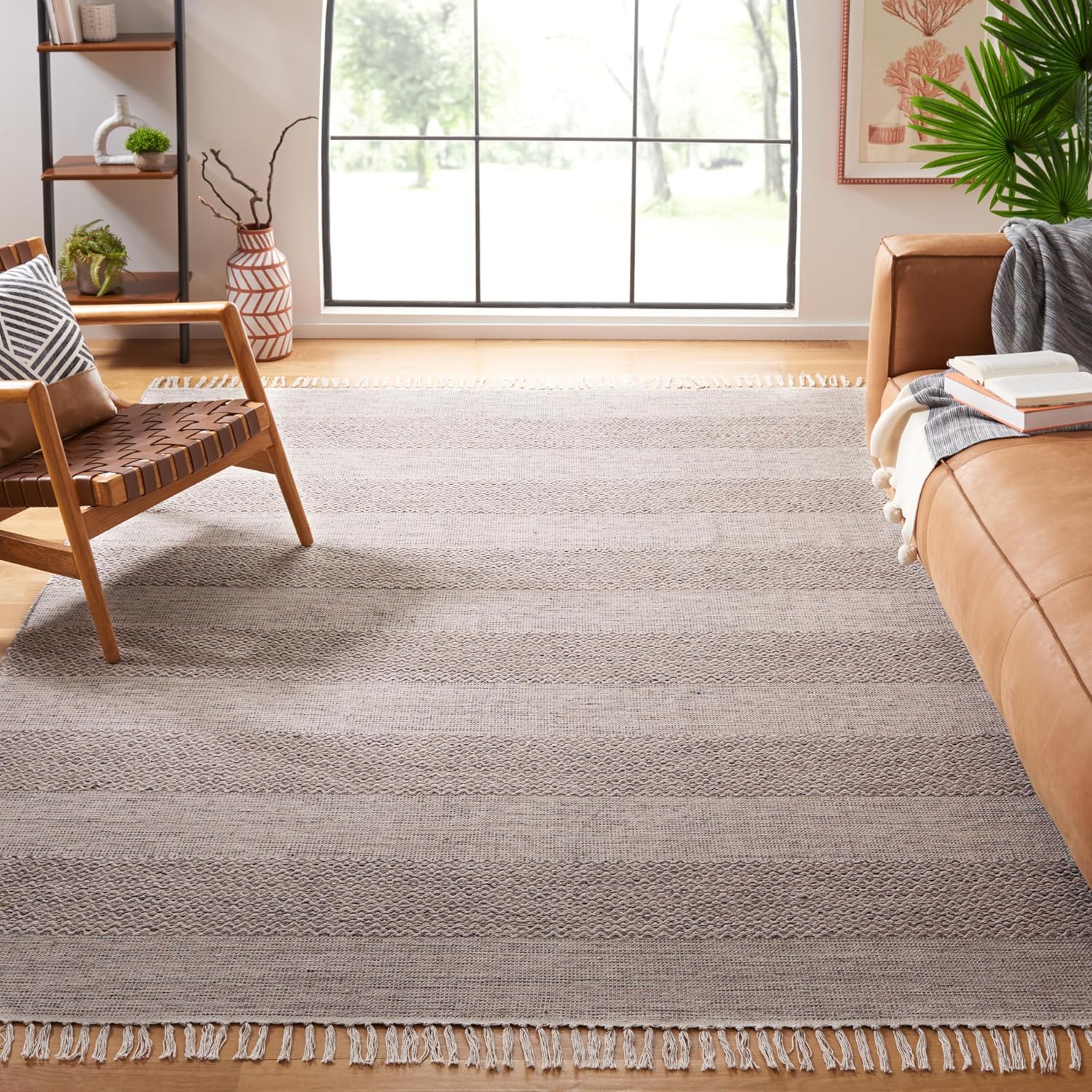 SAFAVIEH Montauk Collection Area Rug - 6' x 9', Ivory & Steel Grey, Handmade Flat Weave Boho Farmhouse Cotton Tassel Fringe, Ideal for High Traffic Areas in Living Room, Bedroom (MTK330M)