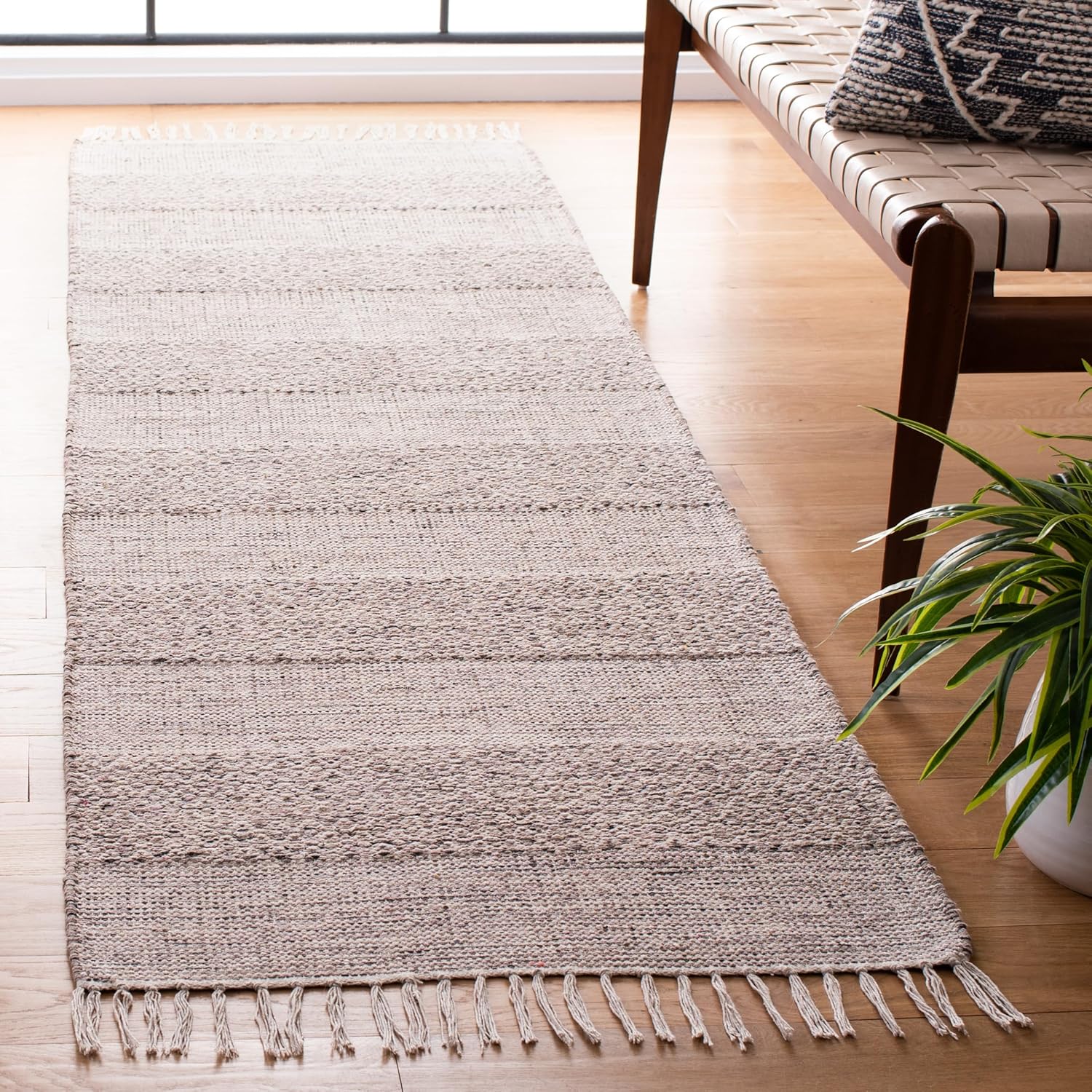 SAFAVIEH Montauk Collection Area Rug - 6' x 9', Ivory & Steel Grey, Handmade Flat Weave Boho Farmhouse Cotton Tassel Fringe, Ideal for High Traffic Areas in Living Room, Bedroom (MTK330M)