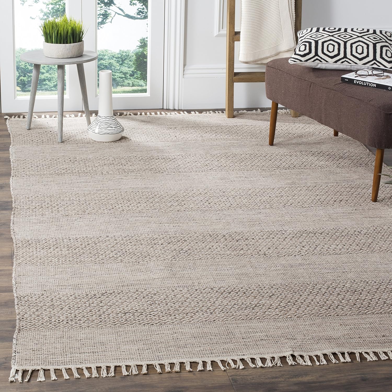 SAFAVIEH Montauk Collection Area Rug - 6' x 9', Ivory & Steel Grey, Handmade Flat Weave Boho Farmhouse Cotton Tassel Fringe, Ideal for High Traffic Areas in Living Room, Bedroom (MTK330M)