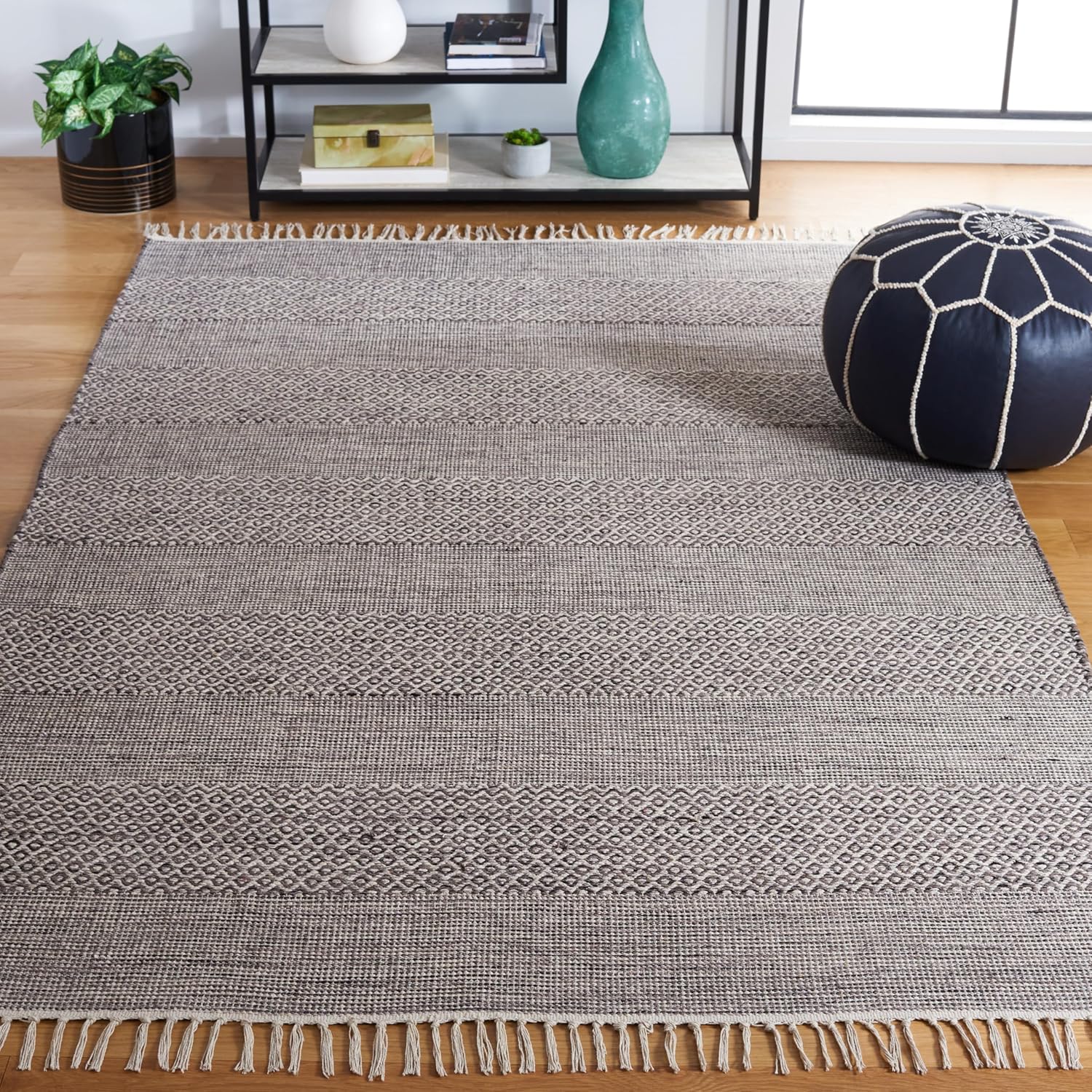 SAFAVIEH Montauk Collection Area Rug - 6' x 9', Ivory & Steel Grey, Handmade Flat Weave Boho Farmhouse Cotton Tassel Fringe, Ideal for High Traffic Areas in Living Room, Bedroom (MTK330M)
