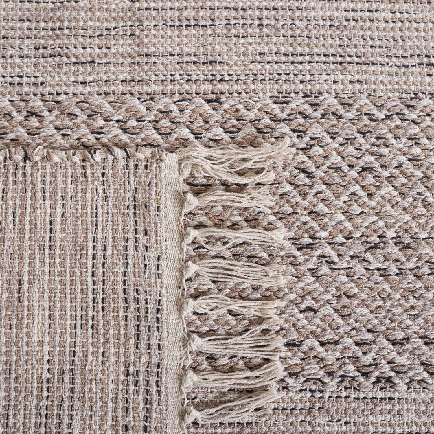 SAFAVIEH Montauk Collection Area Rug - 6' x 9', Ivory & Steel Grey, Handmade Flat Weave Boho Farmhouse Cotton Tassel Fringe, Ideal for High Traffic Areas in Living Room, Bedroom (MTK330M)