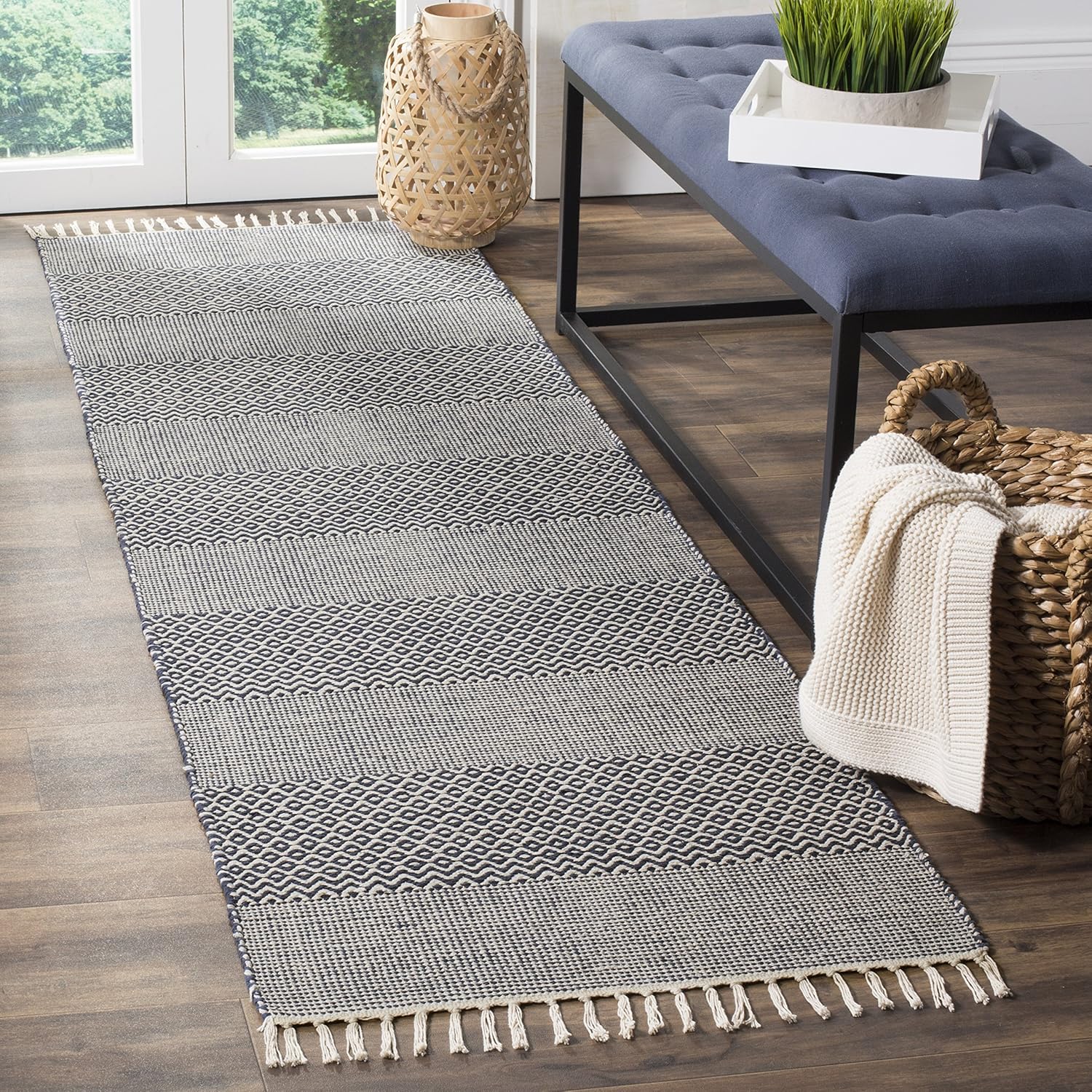 SAFAVIEH Montauk Collection Area Rug - 6' x 9', Ivory & Steel Grey, Handmade Flat Weave Boho Farmhouse Cotton Tassel Fringe, Ideal for High Traffic Areas in Living Room, Bedroom (MTK330M)