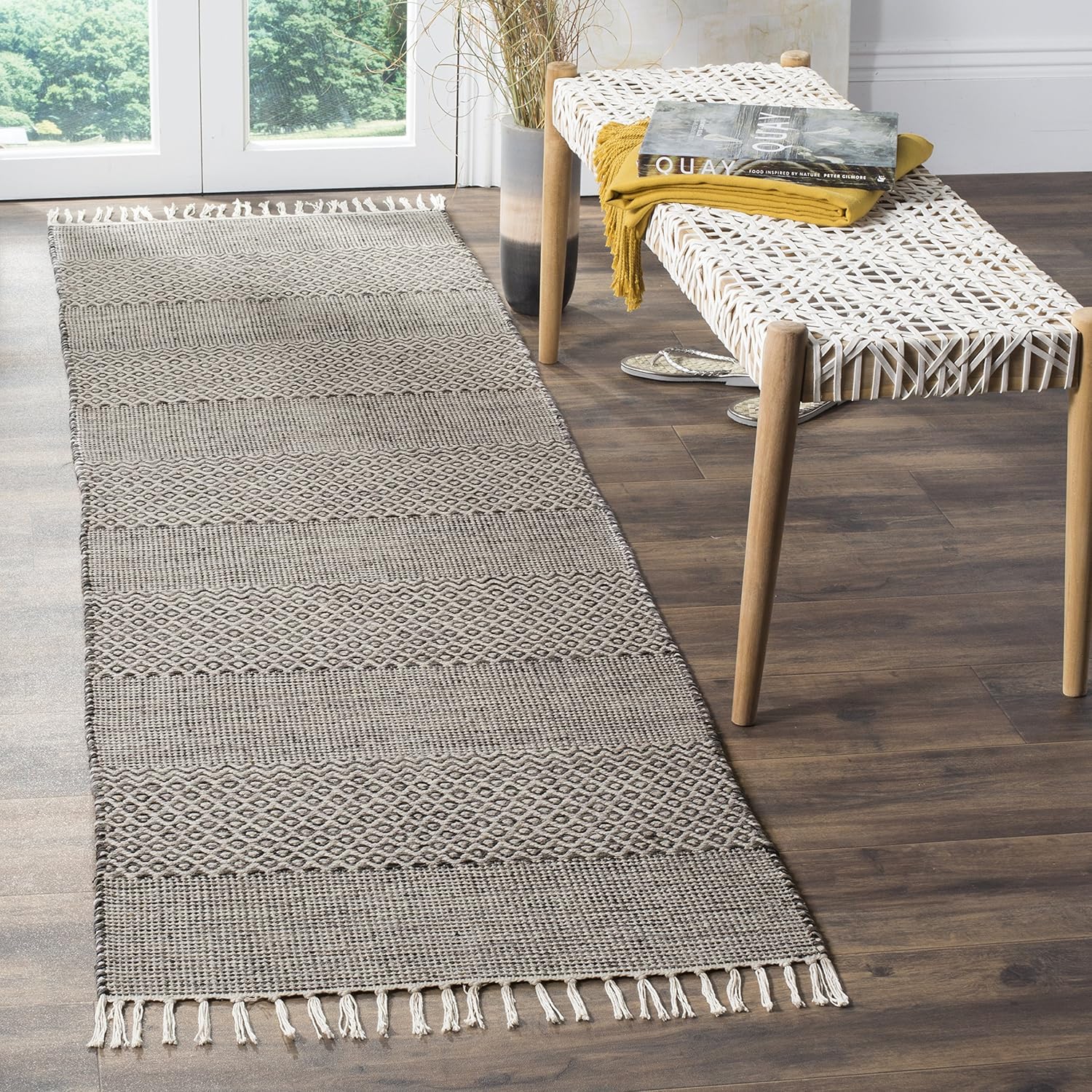 SAFAVIEH Montauk Collection Area Rug - 6' x 9', Ivory & Steel Grey, Handmade Flat Weave Boho Farmhouse Cotton Tassel Fringe, Ideal for High Traffic Areas in Living Room, Bedroom (MTK330M)